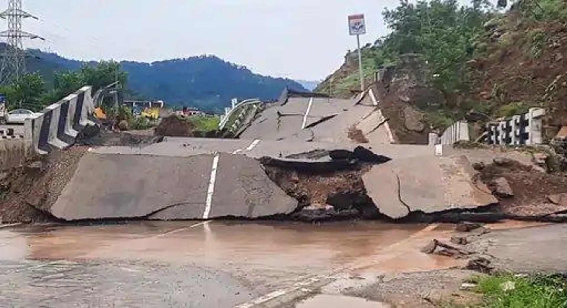 हिमाचल में लैंडस्लाइड से चंडीगढ़-मनाली हाईवे बंद, 2000 से ज्यादा पर्यटक फंसे; पंजाब के 7 जिलों में बाढ़, सेना उतरी