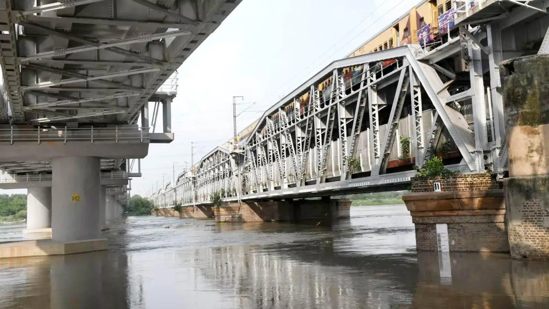 दिल्ली में यमुना का जलस्तर चेतावनी के पार, लोगों की चिंता बढ़ी; 24 घंटे निगरानी में प्रशासन