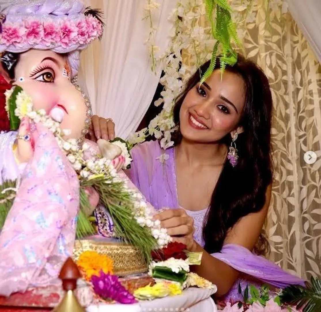 आशी सिंह ने पहली बार घर पर की बाल गणेश की स्थापना, परिवार संग मनाया गणेश उत्सव