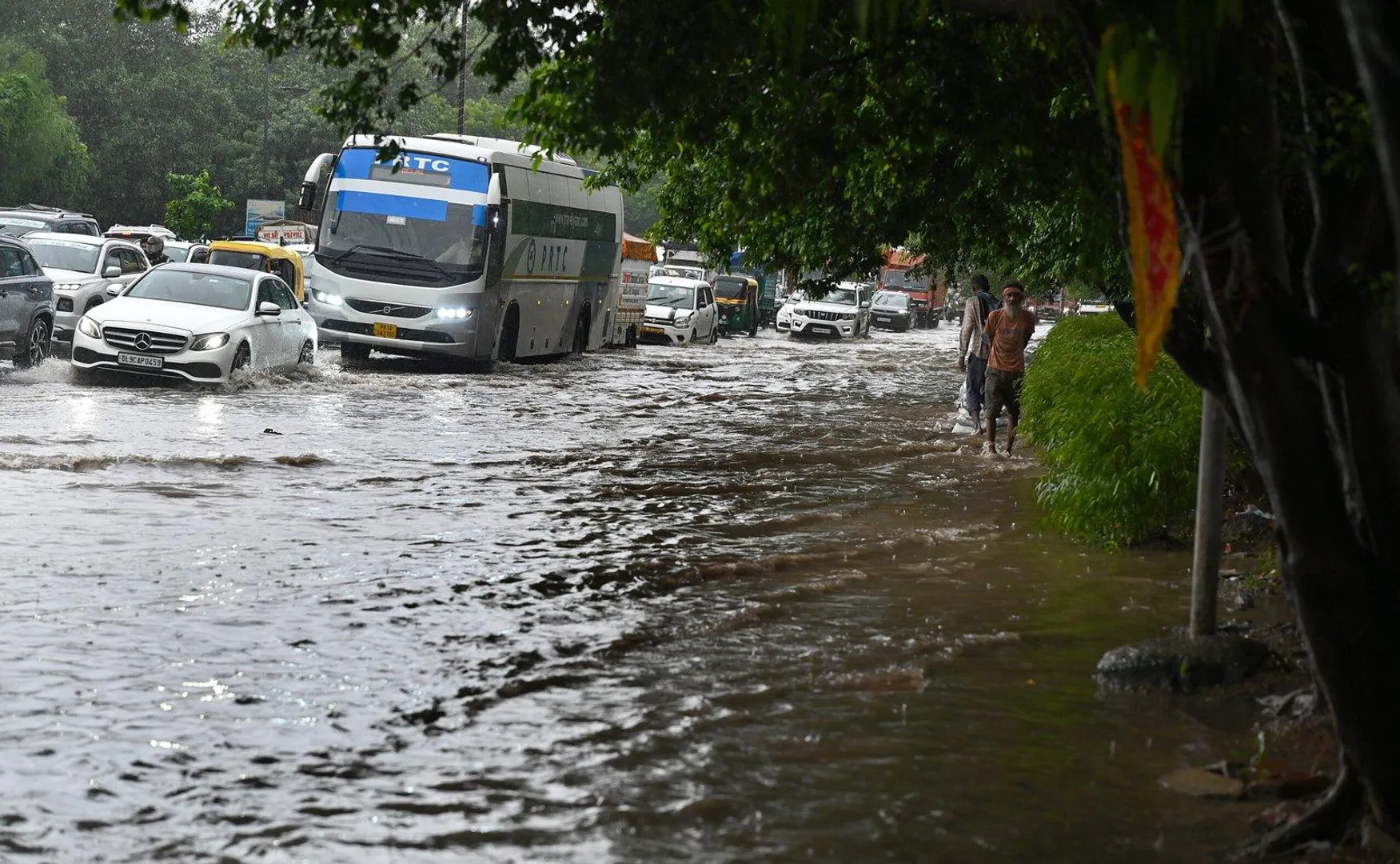पंजाब-हरियाणा में बाढ़ से तबाही, अब तक 48 मौतें : हिमाचल के कुल्लू में भूस्खलन, दिल्ली में यमुना का पानी सड़कों पर; श्रीनगर व कश्मीर घाटी में बाढ़ का अलर्ट