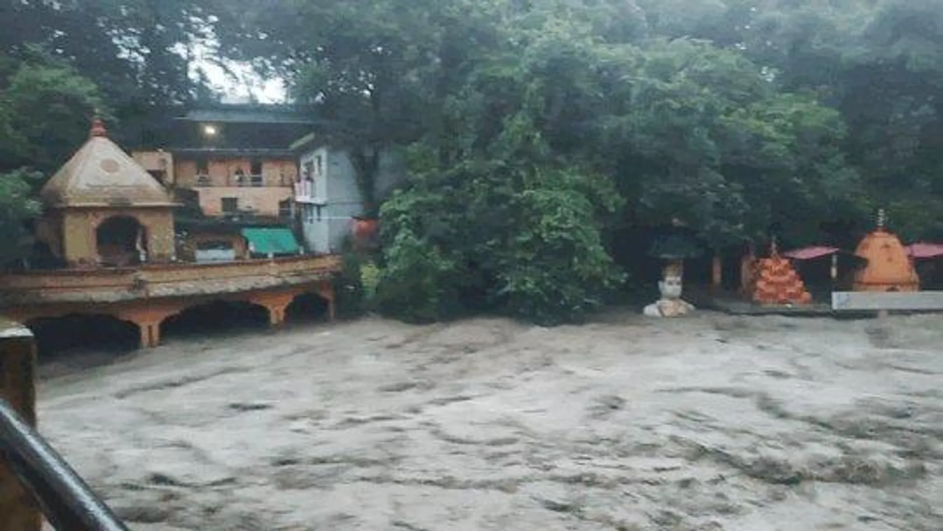 देहरादून में बादल फटा, टपकेश्वर मंदिर डूबा: सहस्त्रधारा में तबाही, हिमाचल के मंडी में लैंडस्लाइड से 3 की मौत, बसें बहीं