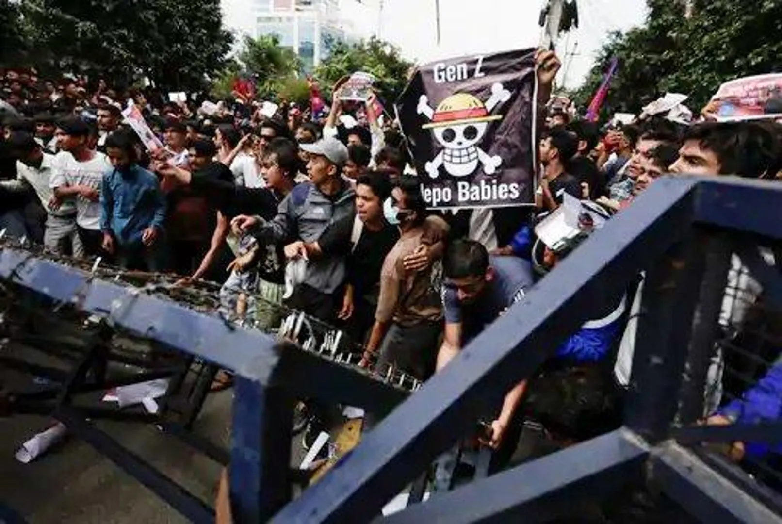 नेपाल संकट: गृह, कृषि और स्वास्थ्य मंत्री के इस्तीफों से बढ़ा राजनीतिक संकट, मंत्रियों के घरों पर आगजनी, बिहार बॉर्डर सील