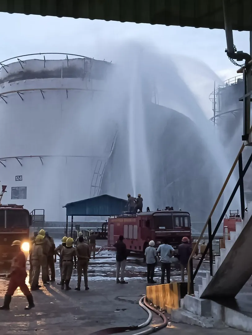 विशाखापट्टनम की कैमिकल फैक्ट्री में भीषण आग, नौसेना की मदद से घंटों बाद पाया काबू