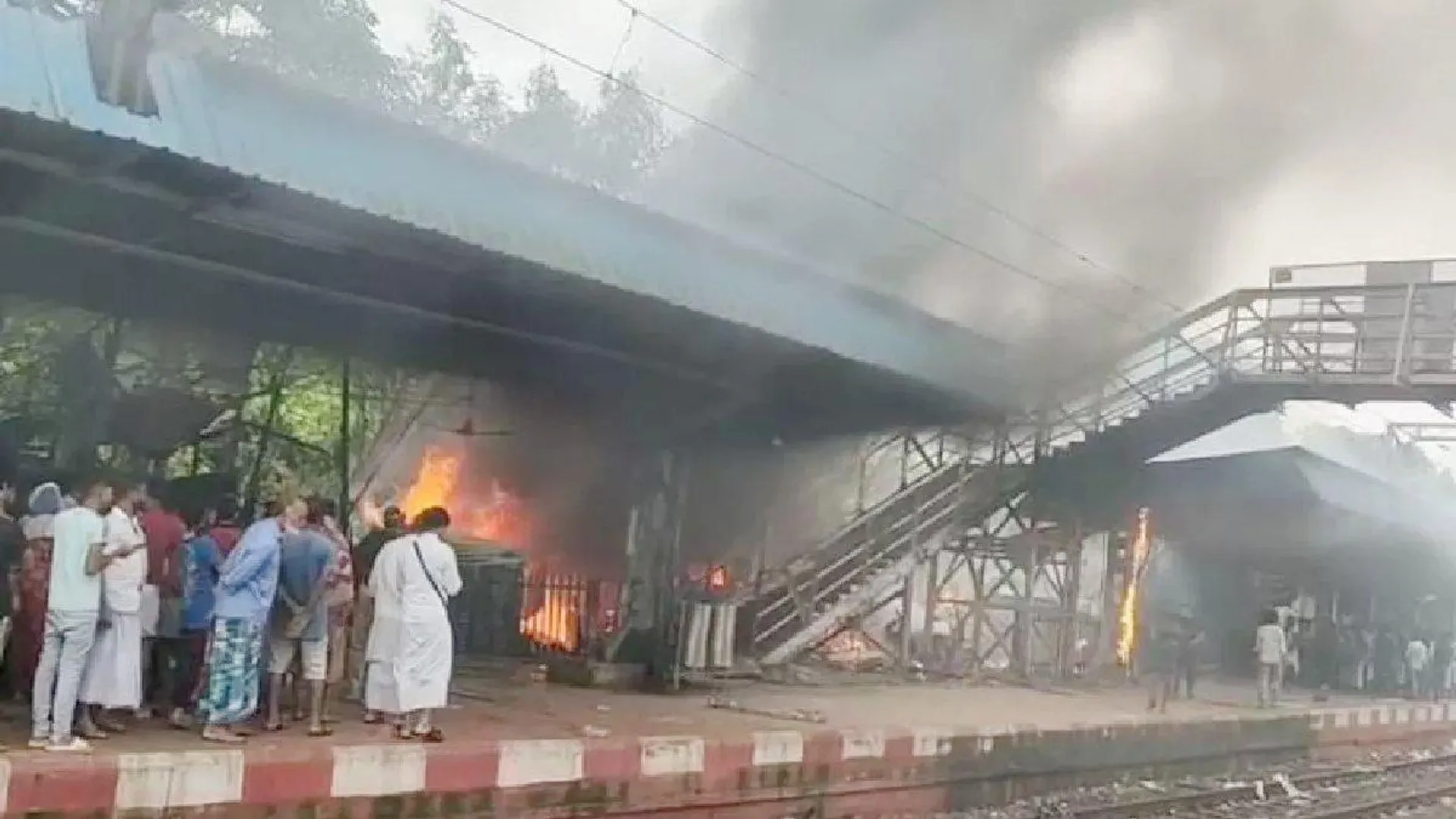 kolkata-railway-station-fire-train-services-halted