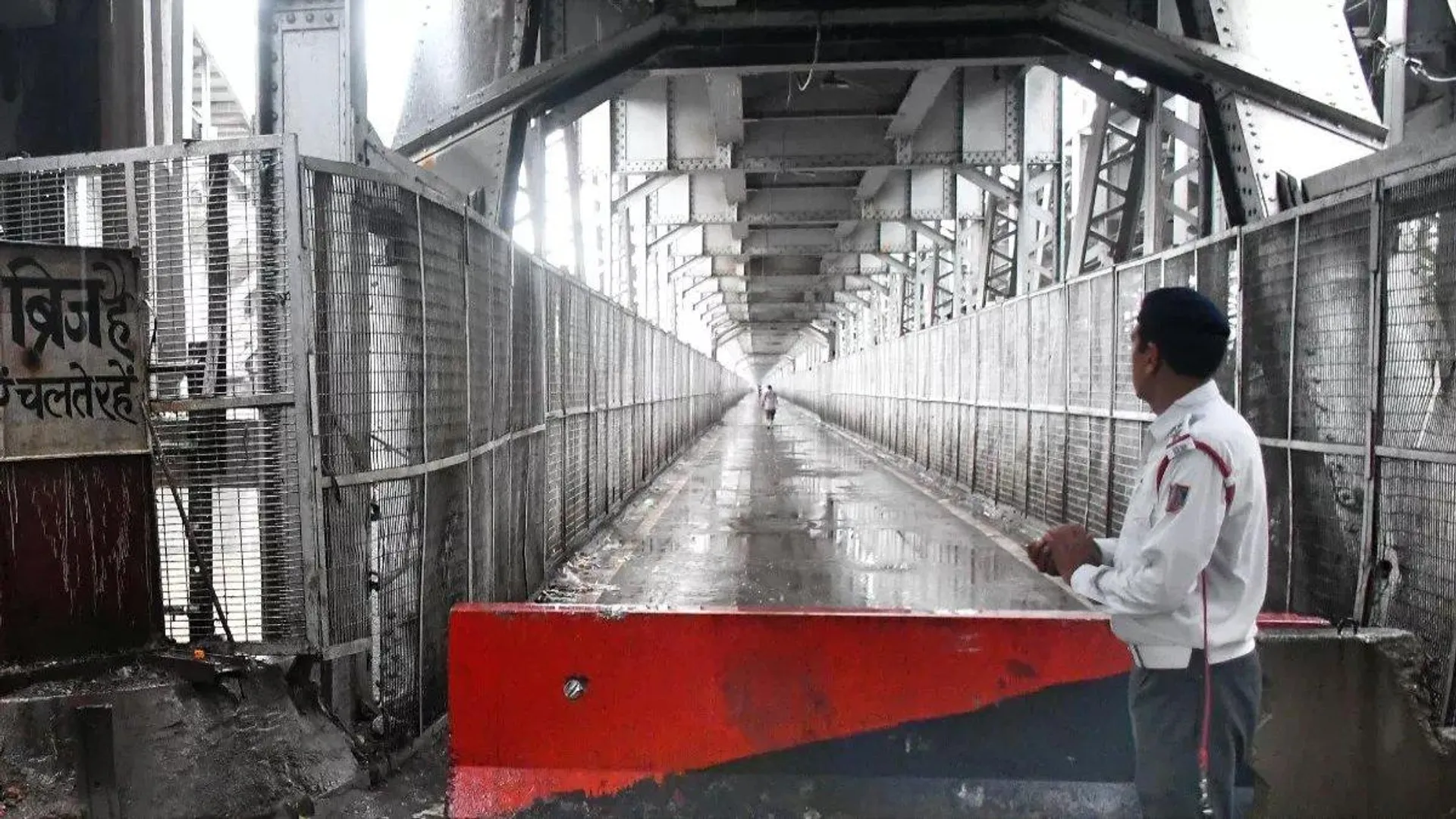 दिल्ली में यमुना खतरे के निशान से ऊपर, लोहा पुल से ट्रेनों और वाहनों की आवाजाही बंद, सरकार अलर्ट