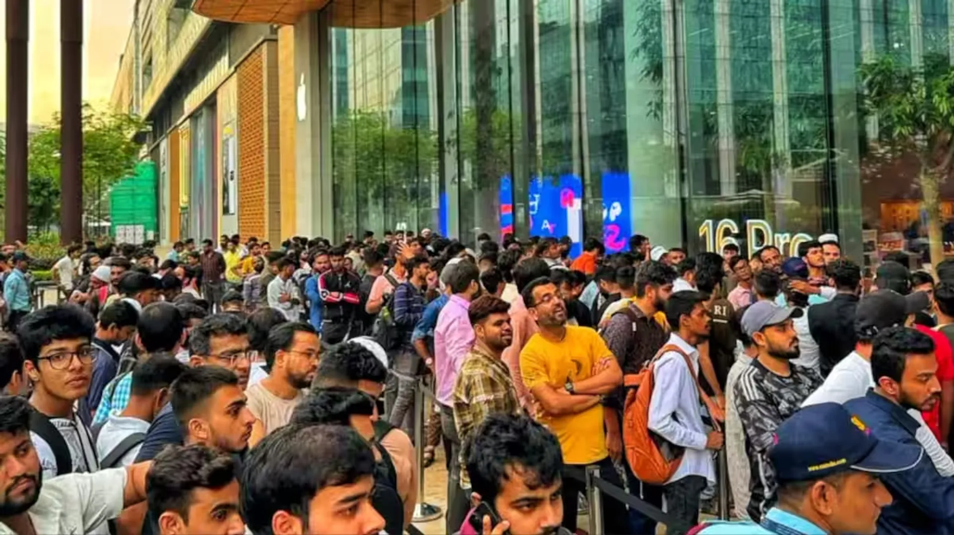 iphone-17-series-launch-india-price-features-customer-rush