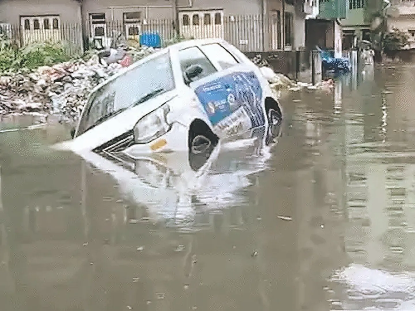 kolkata-heavy-rain-flood-7-dead-flights-metro-affected