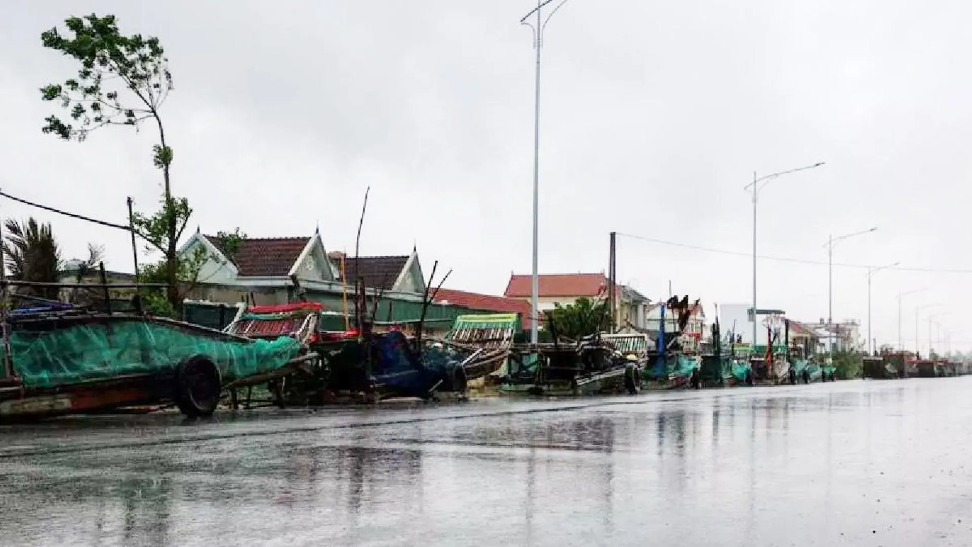 vietnam-cyclone-bualoi-1-dead-12-missing