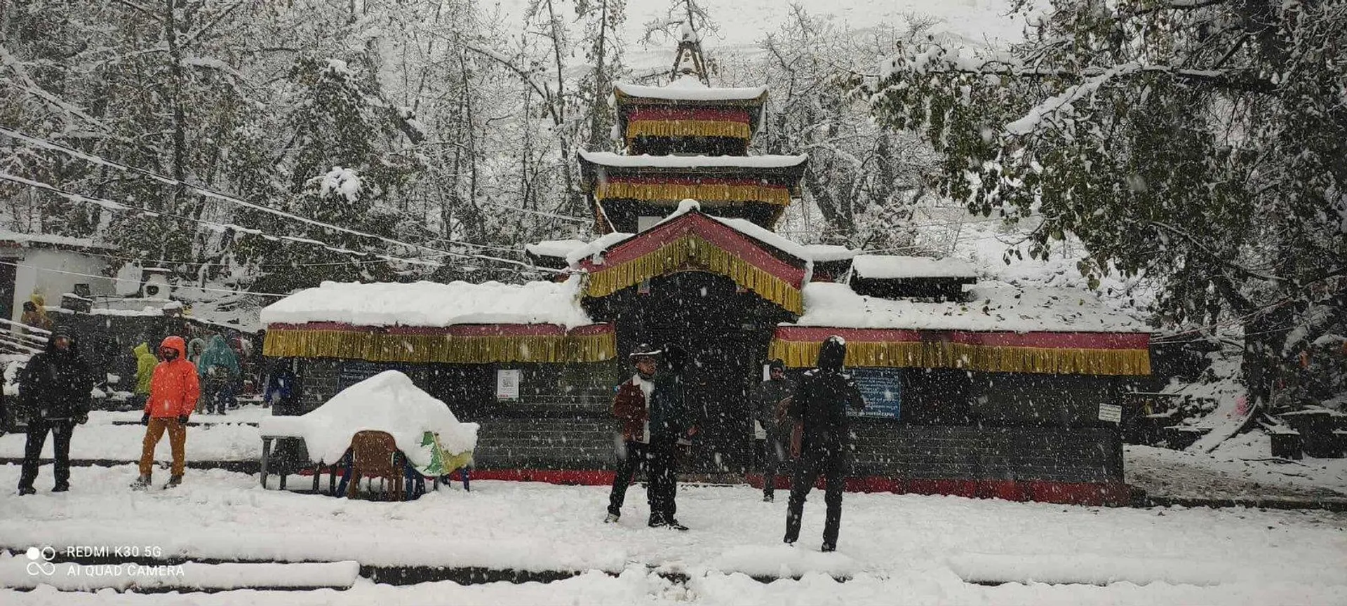 nepal-snowfall-traps-thousands-tourists-in-muktinath