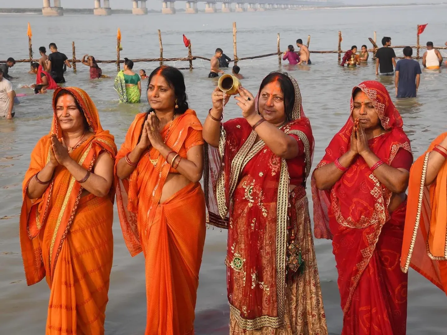 chhath-puja-2025-bihar-sunrise-ritual-concludes-in-patna