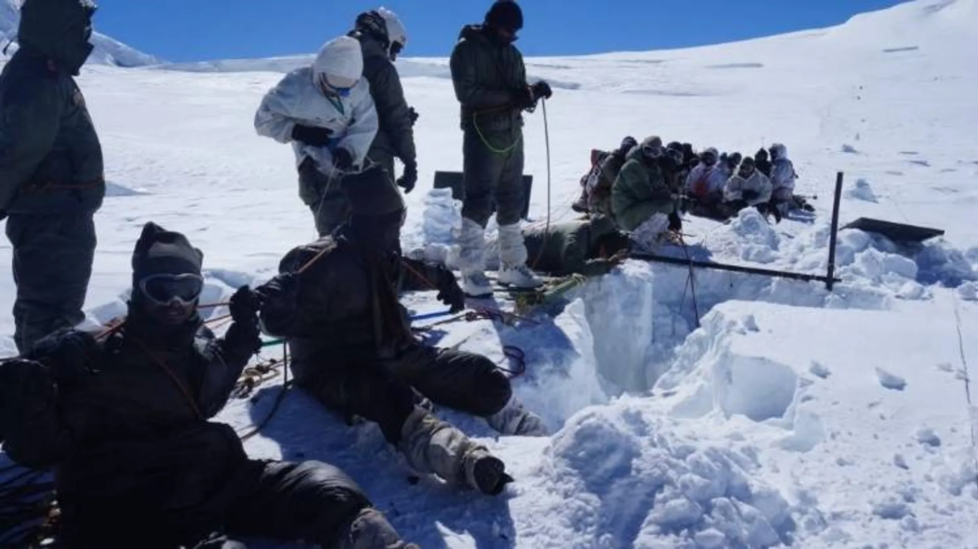 anantnag-two-soldiers-missing-search-operation-continues-in-snowstorm