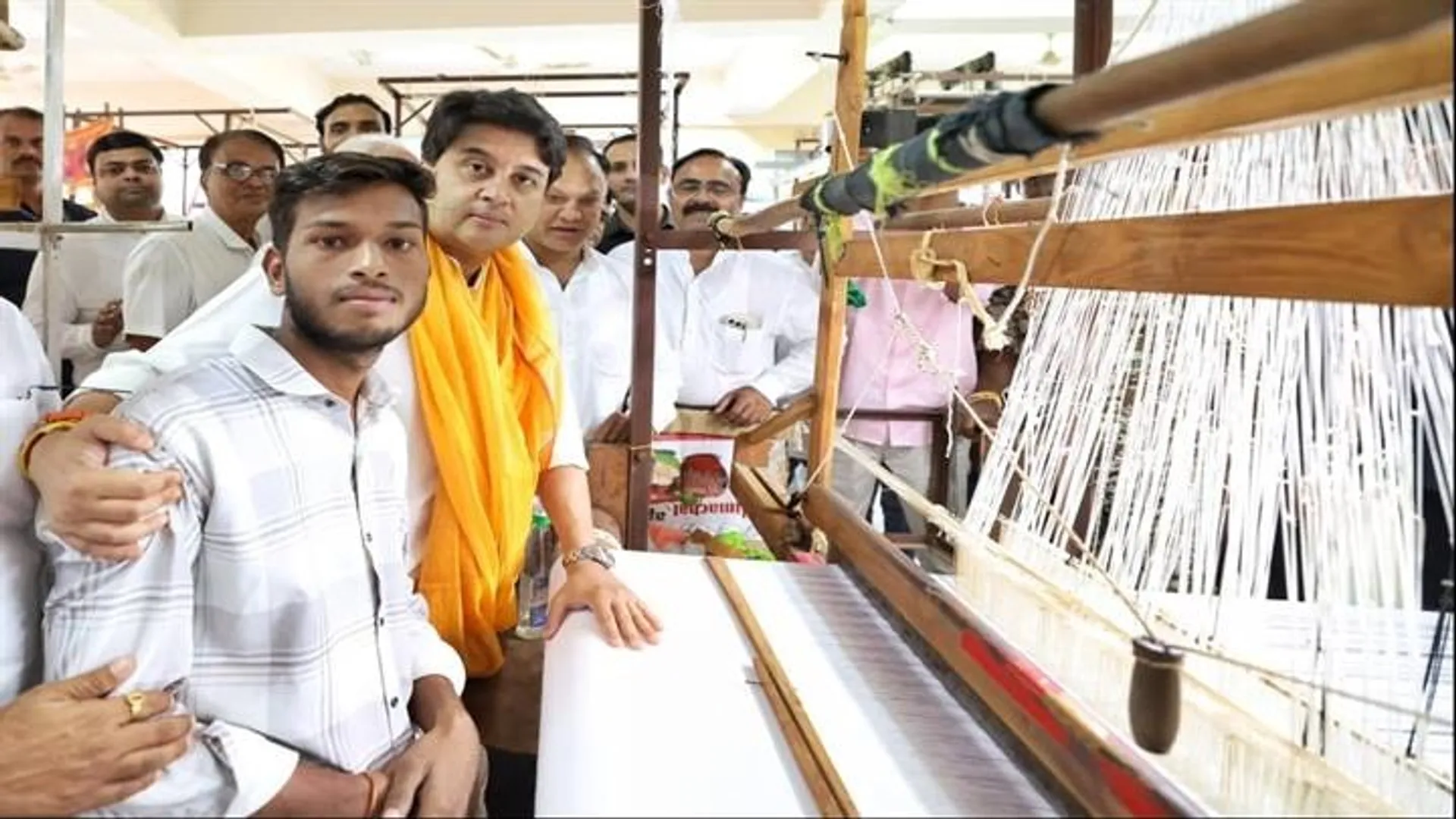 jyotiraditya-scindia-chanderi-handloom-weavers-visit-development