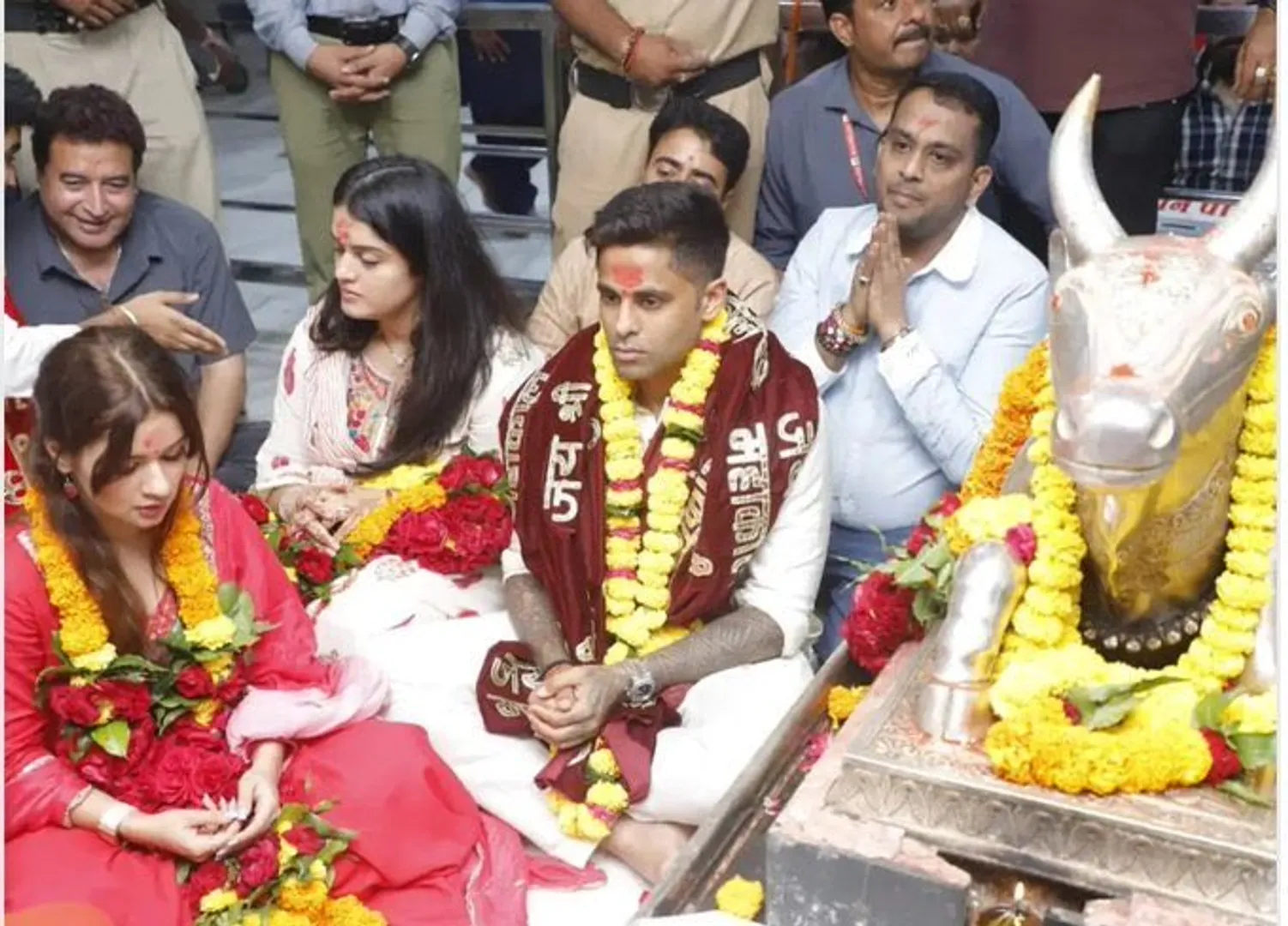 महाकाल की शरण में सूर्या: पत्नी देविशा संग की विशेष पूजा, भक्ति में लीन दिखे भारतीय टी20 कप्तान