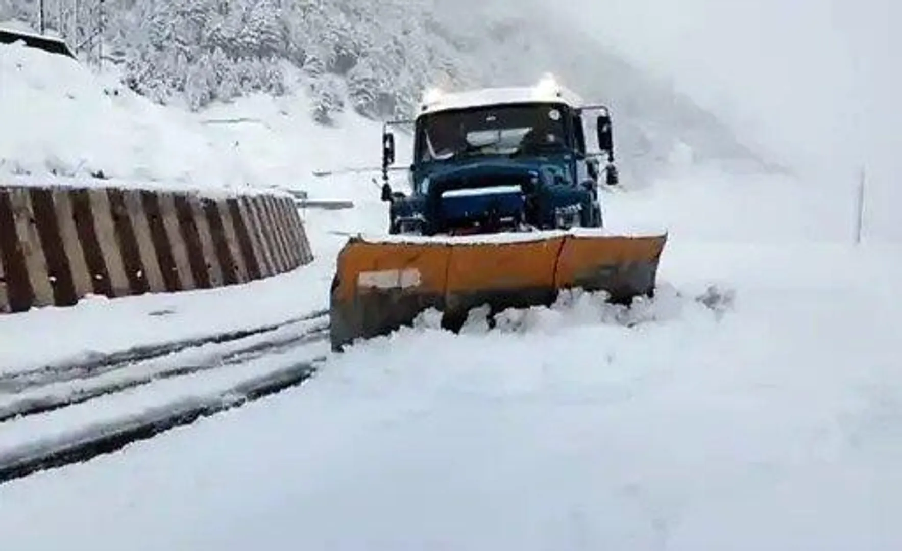 jammu-kashmir-snowfall-rescue-vaishno-devi-yatra-resumes