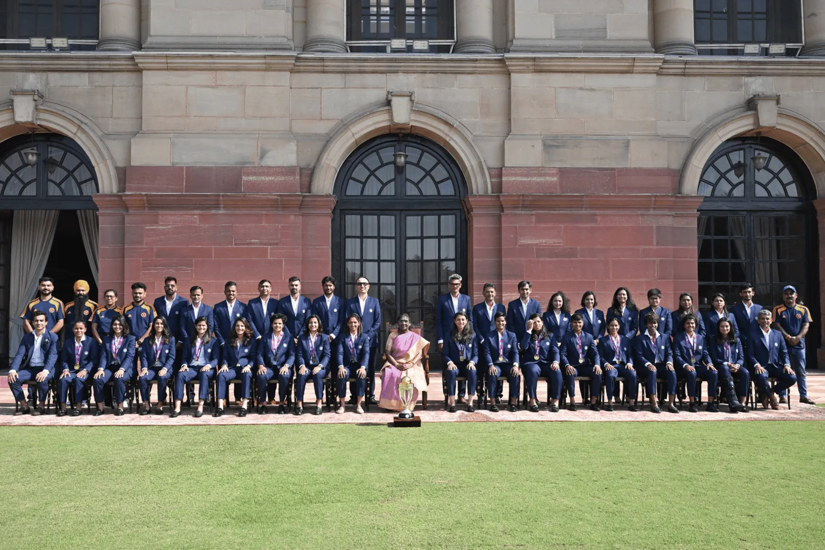 president-droupadi-murmu-meets-india-women-cricket-team-world-cup-winners-2025