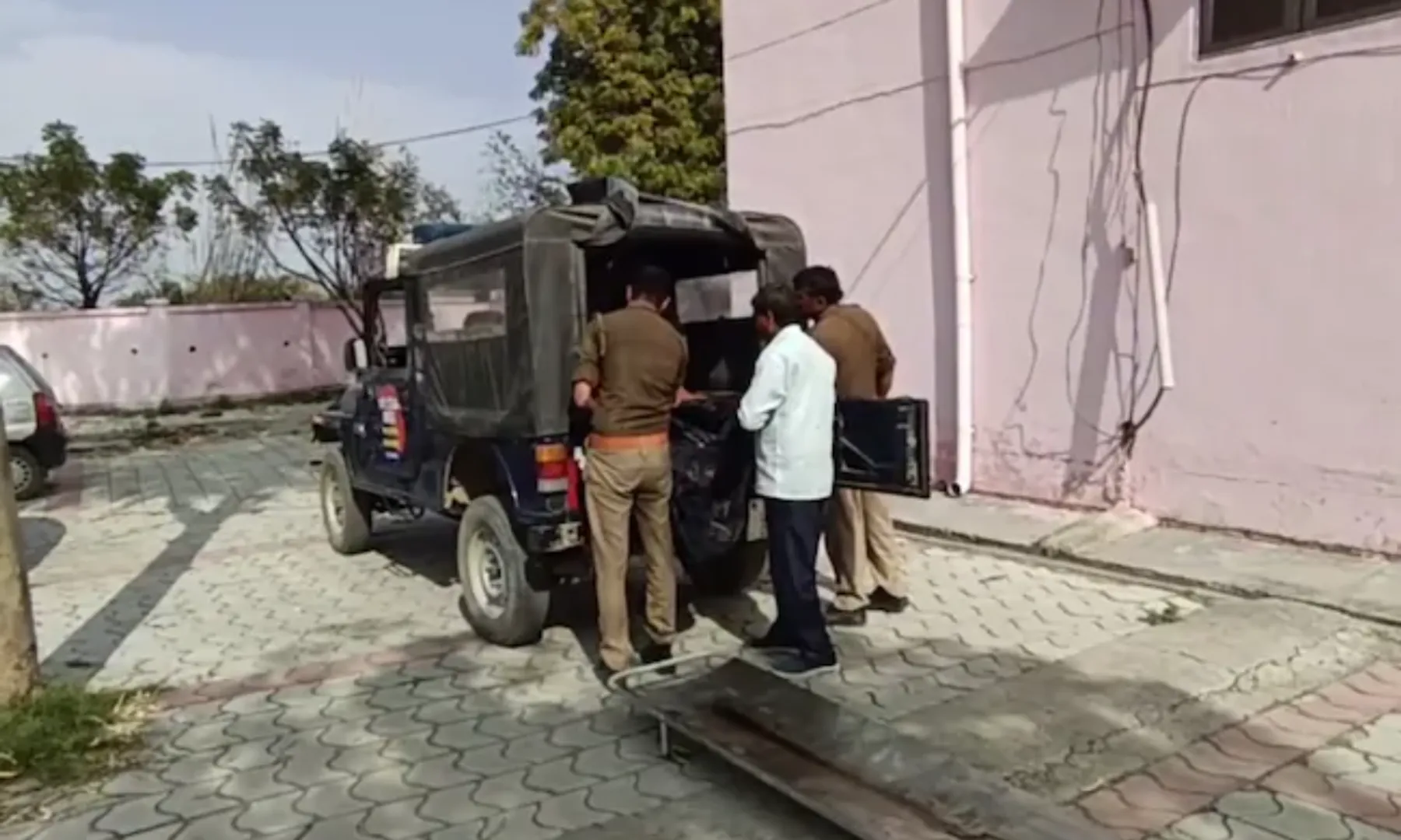 UP father poisons twin daughters, ends life after wife leaves