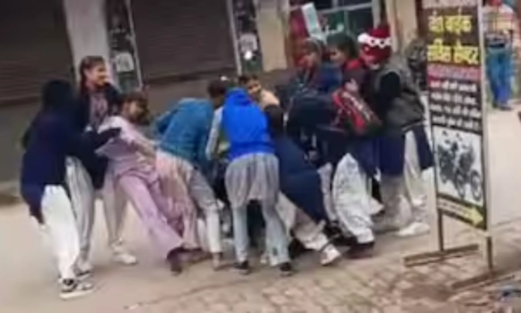 UP schoolgirls fight over boy Punches, hair-pulling caught on camera