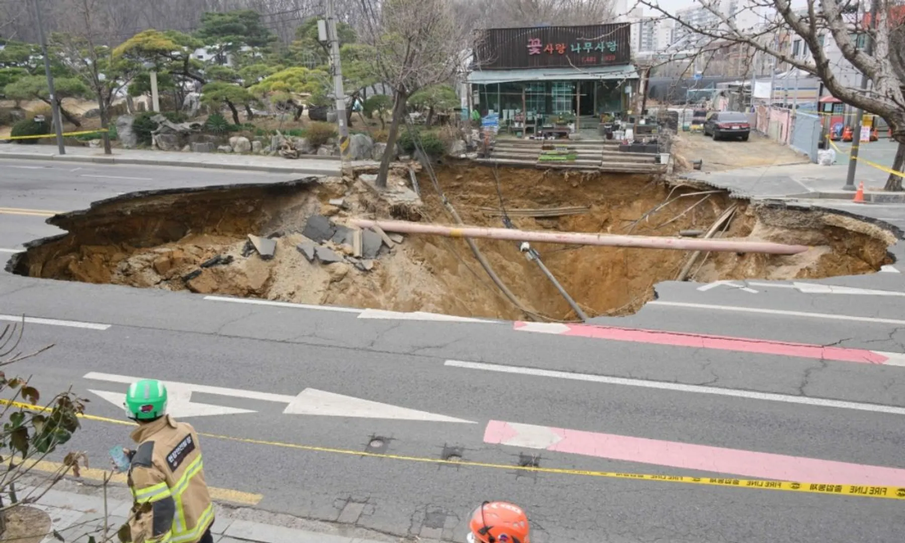 Man dies as giant sinkhole suddenly opens in the middle of the road, video