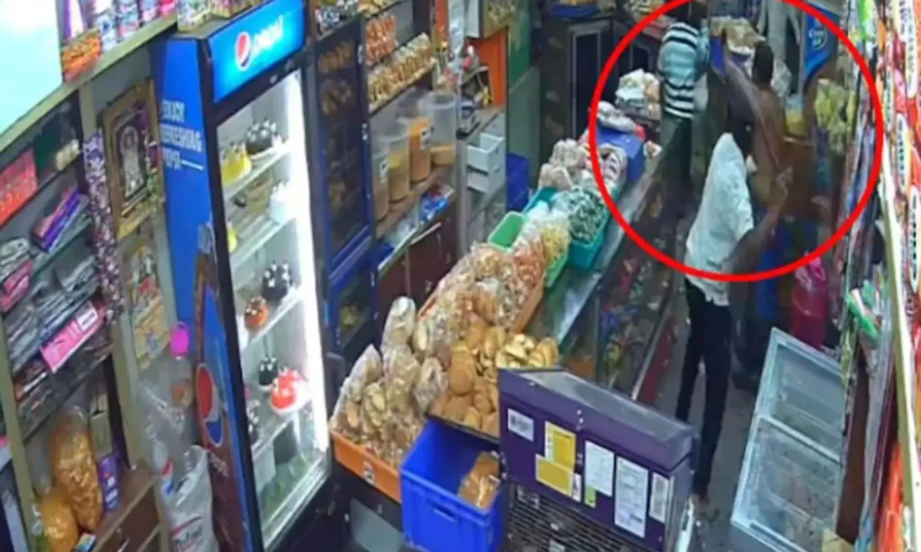  CCTV shows man killed with machetes by group of 7 inside bakery post image