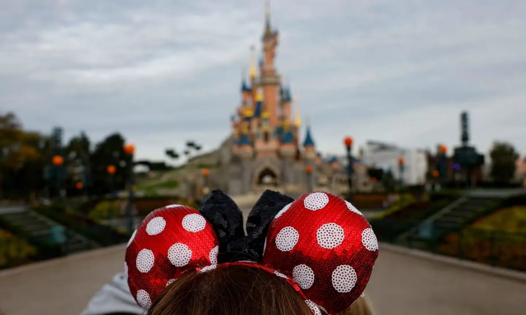  Convicted paedophile stages fake wedding to 9-year-old at Disneyland Paris post image