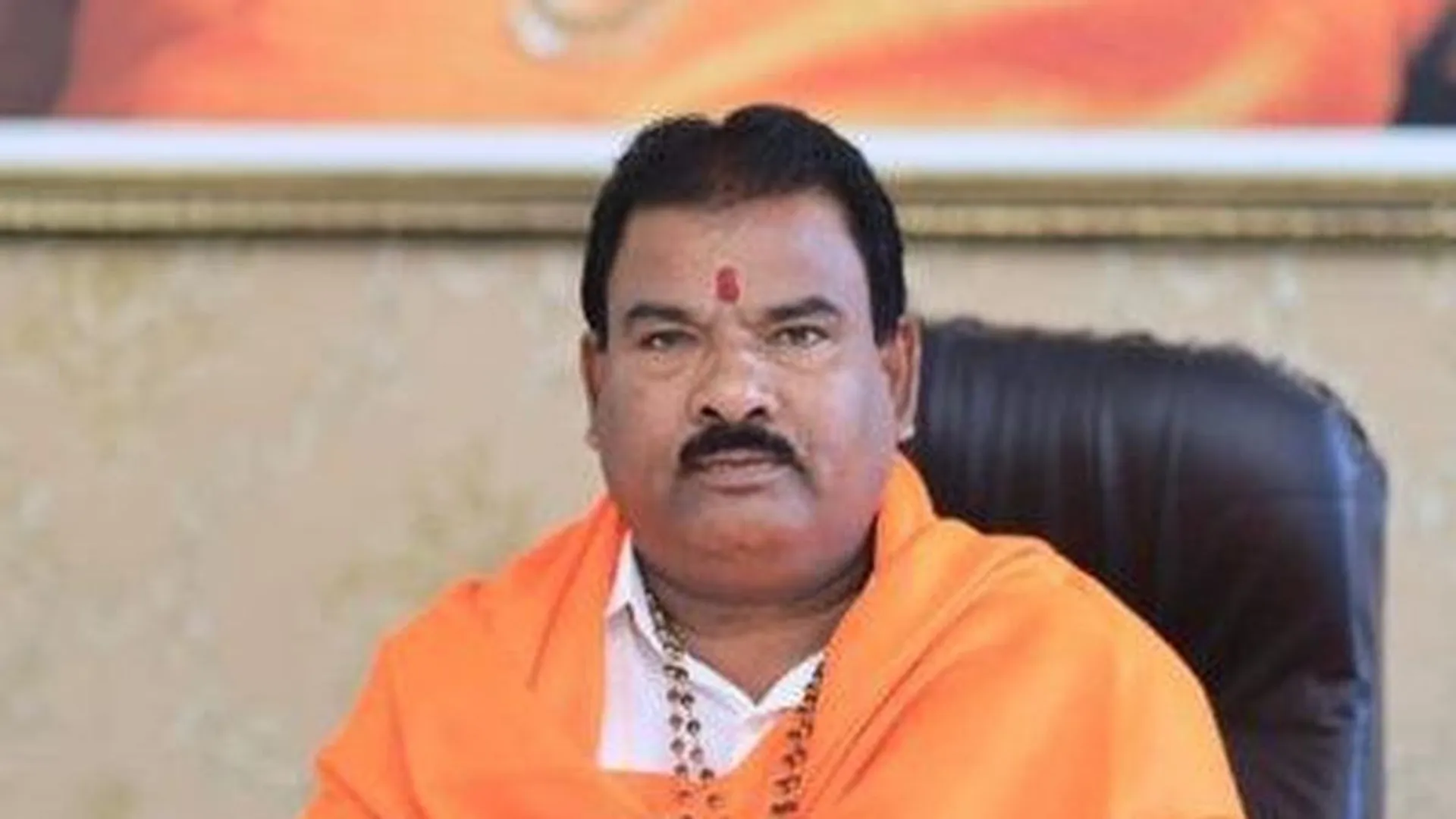  Shiv Sena MLA Sanjay Gaikwad caught on video beating canteen contractor over “stale dal” post image