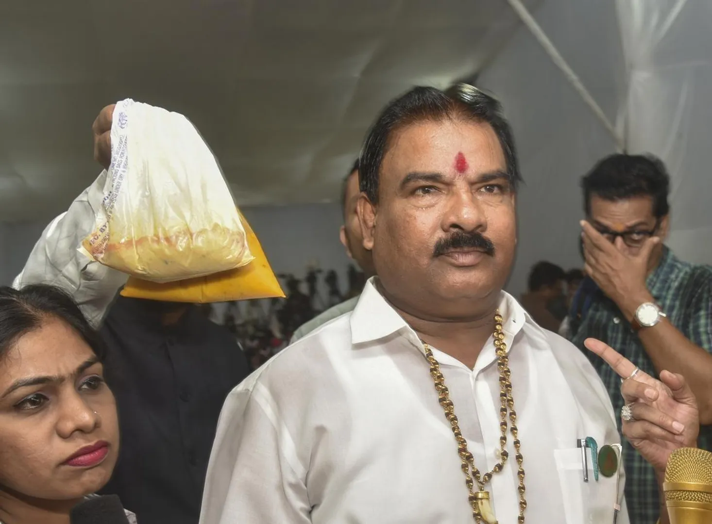  Mumbai police begins action against MLA Sanjay Gaikwad for assaulting canteen contractor post image