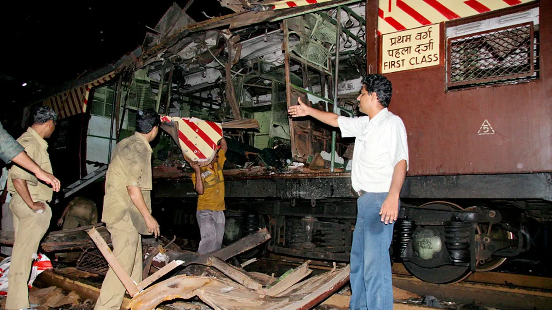 10mumbai-train-blasts3
