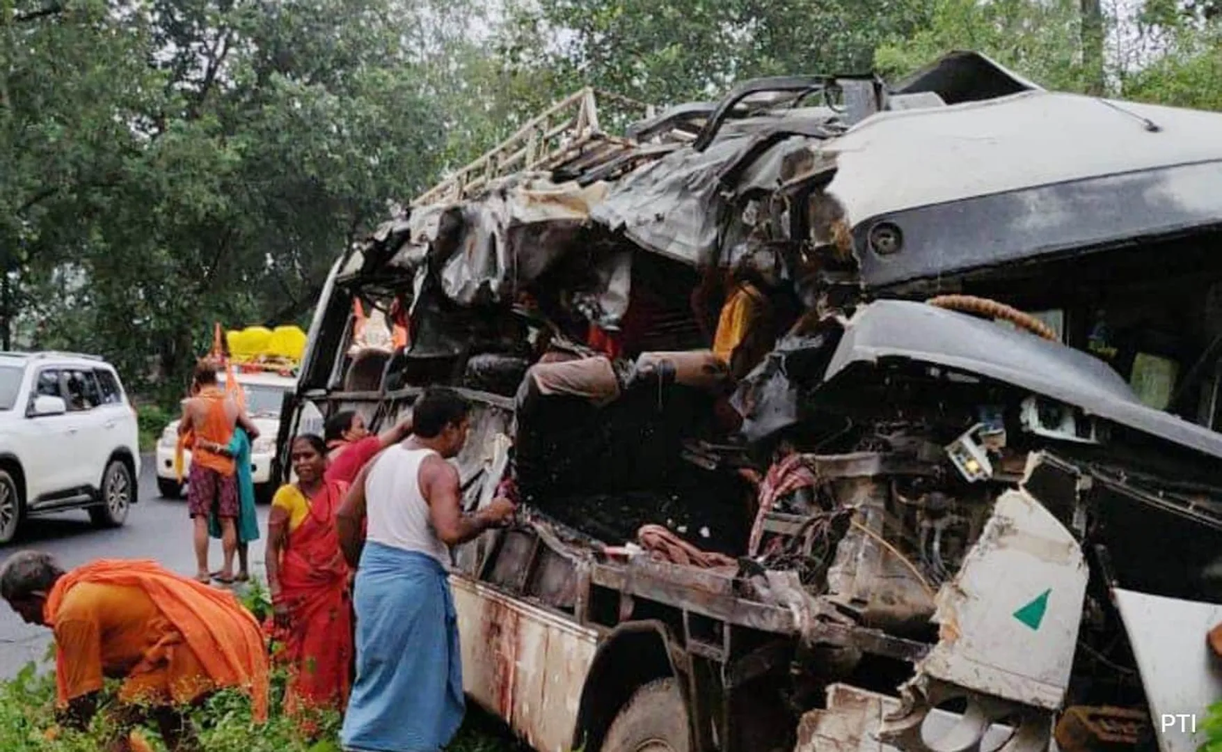 0h9mna1c_bus-truck-collision-deoghar-pti_625x300_29_July_25