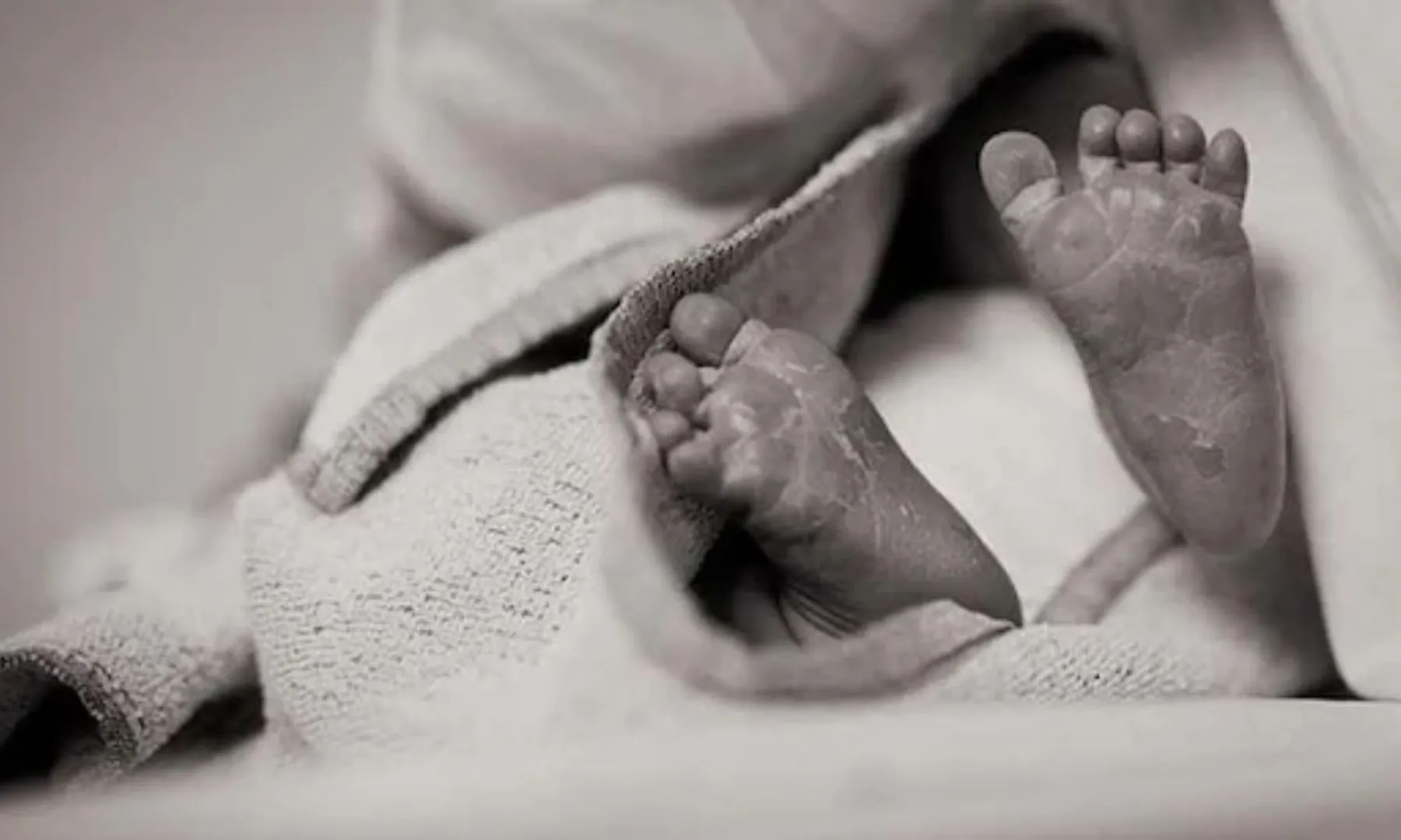 Woman gives birth in bathroom, murders newborn and disposes body in trash