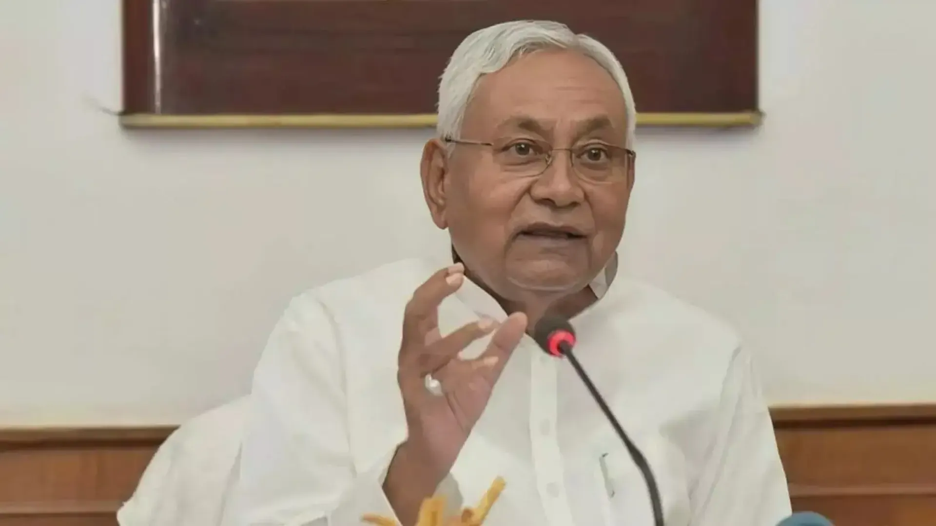 nitish-kumar-announces-uniform-fee-of-rs-100-for-prelims-of-all-bihar-competitive-exams-mains-to-be-free
