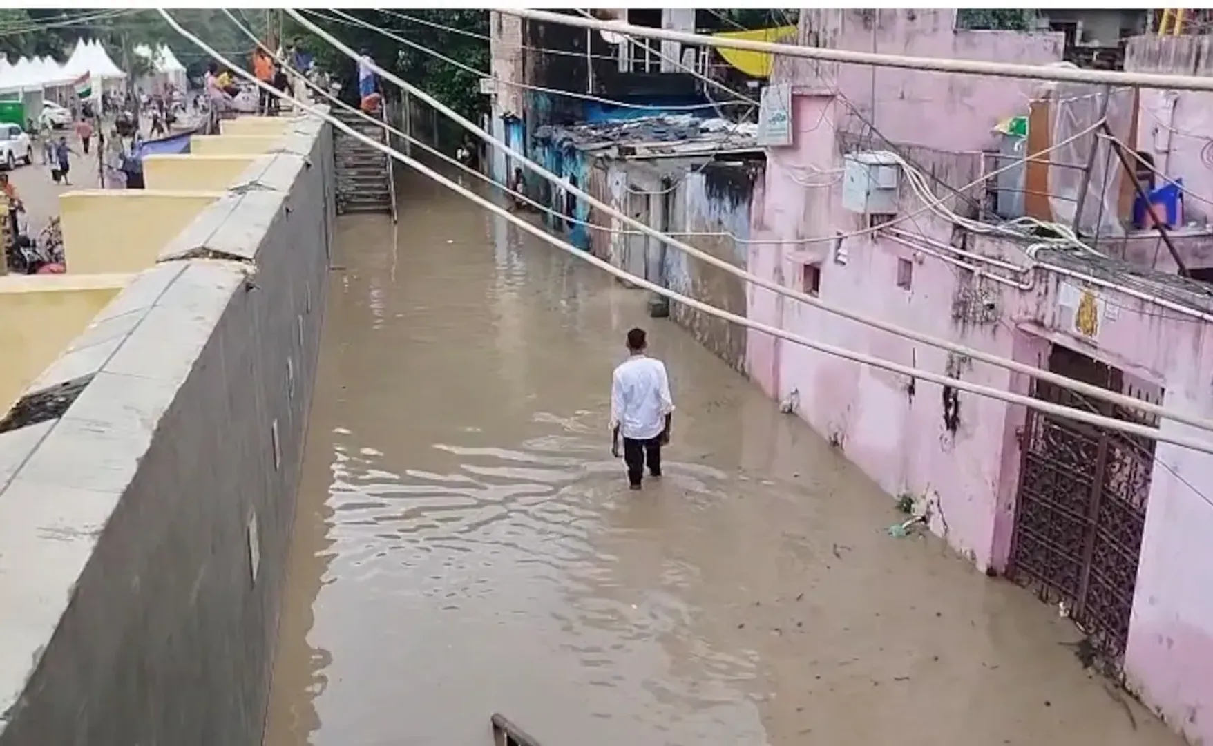67mll53_delhi-flood_625x300_02_September_25