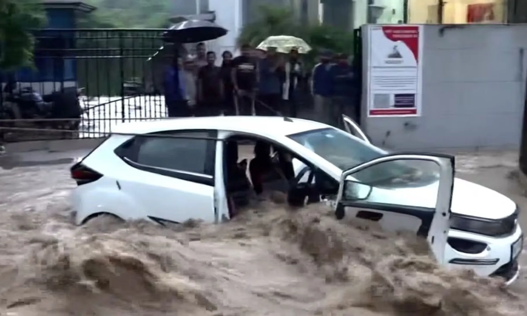  Houses submerged, IT park flooded as cloudburst hits Dehradun post image