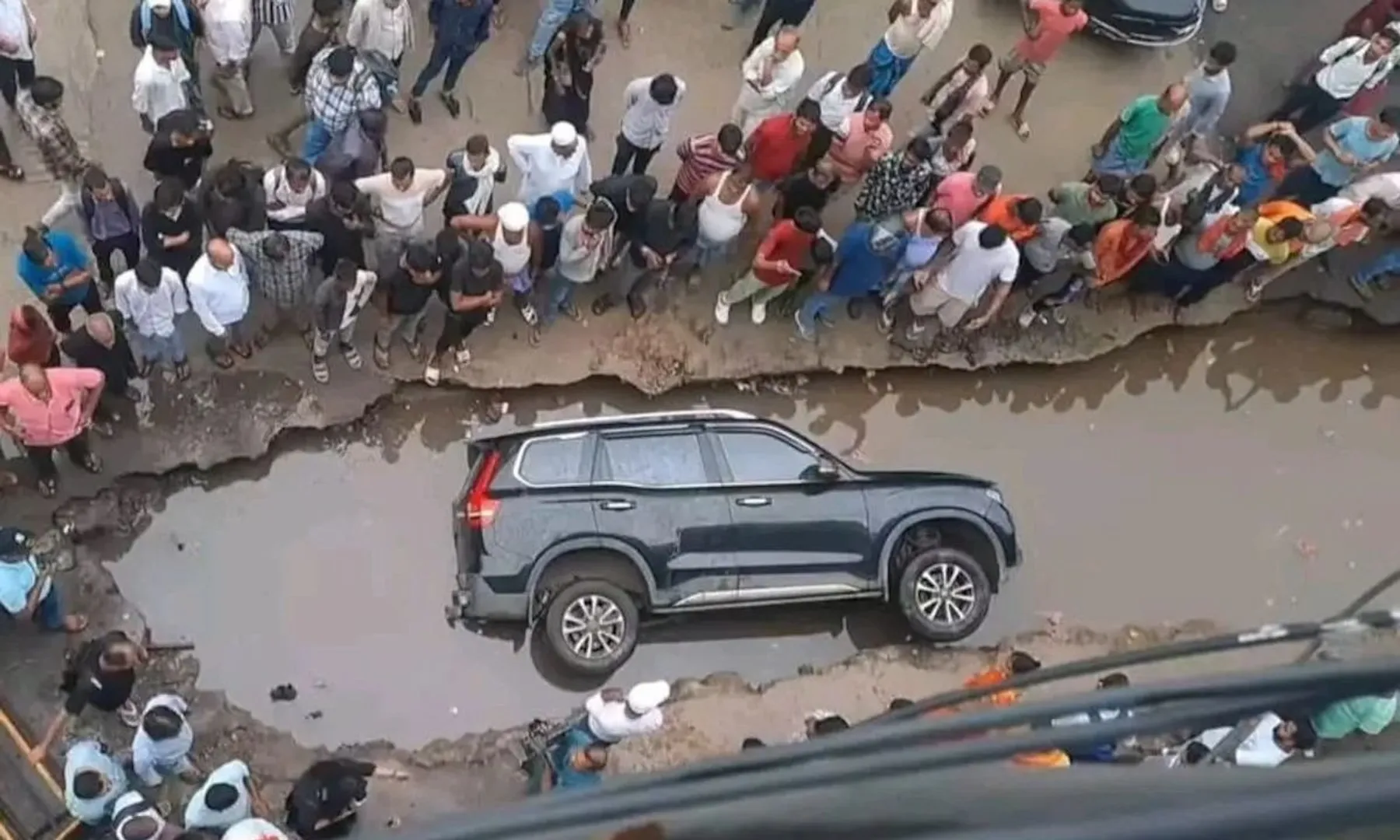 SUV Falls Into Big Pothole in Patna, owner says 'it is a conspiracy to defame government'