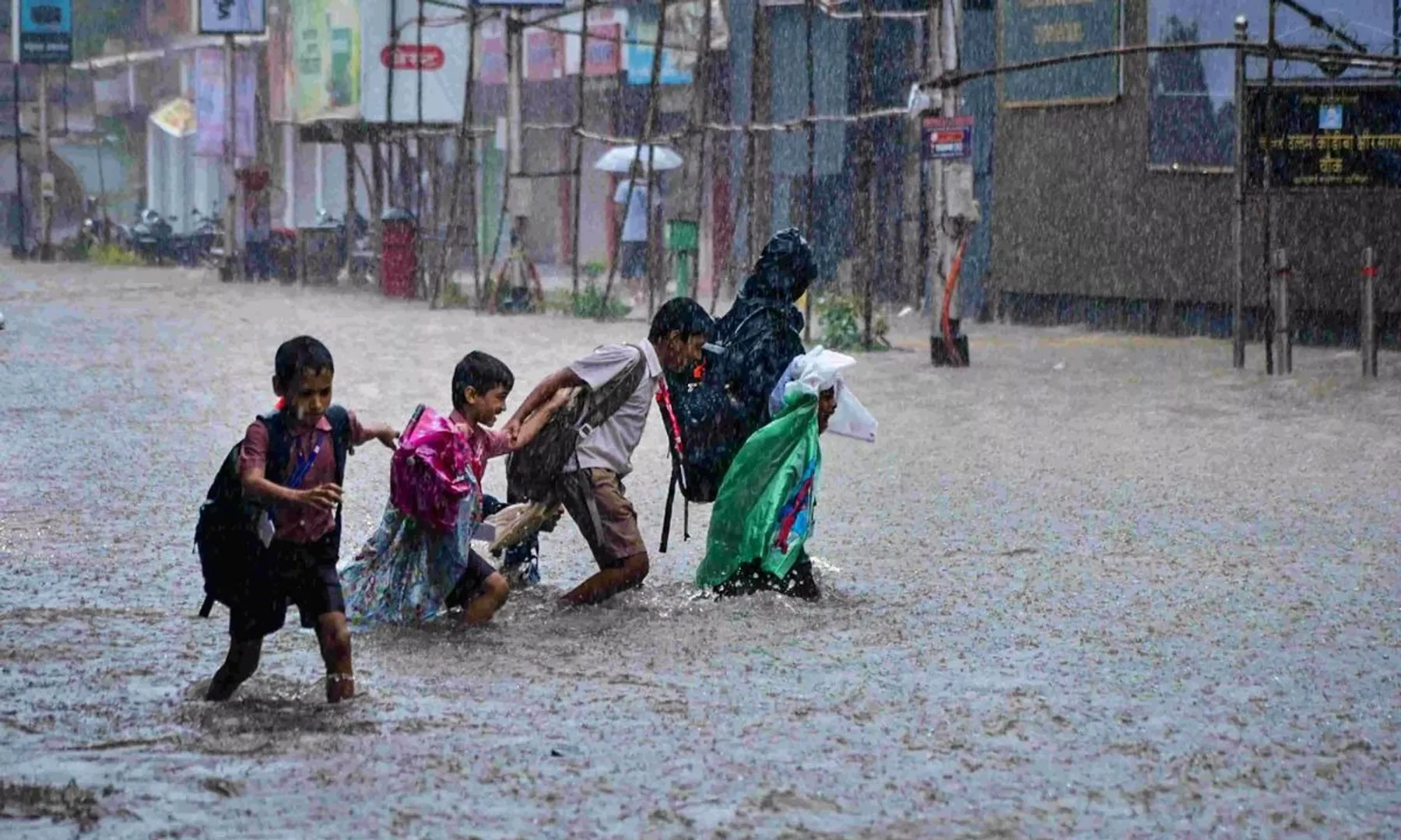 Heavy rain hits Kolkata ahead of Durga puja, 5 dead, city at standstill