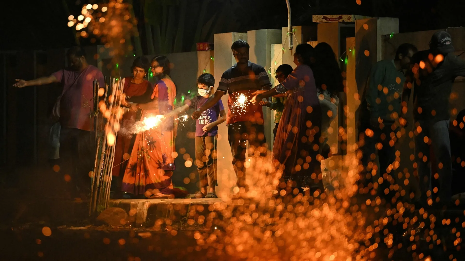  269 fire calls on Diwali night in Delhi, but no major accidents reported post image