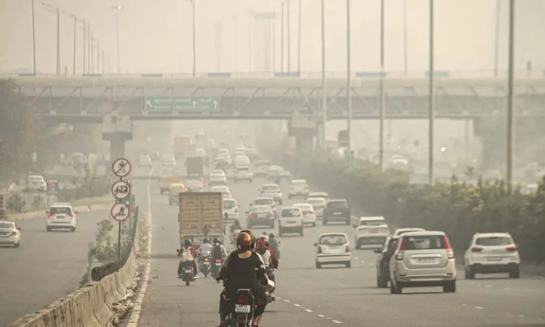 Thick smog covers Delhi, AQI deep in ‘very poor’ category