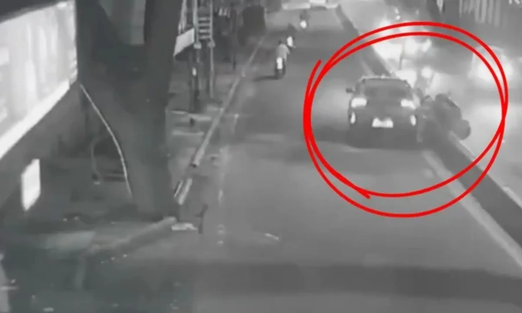  Angered by honking, man speeds car into scooter carrying couple and child | Video 