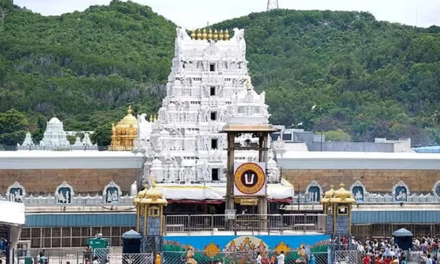  Another scam hits Tirumala Tirupati: Polyester shawls passed off as silk for 10 years 
