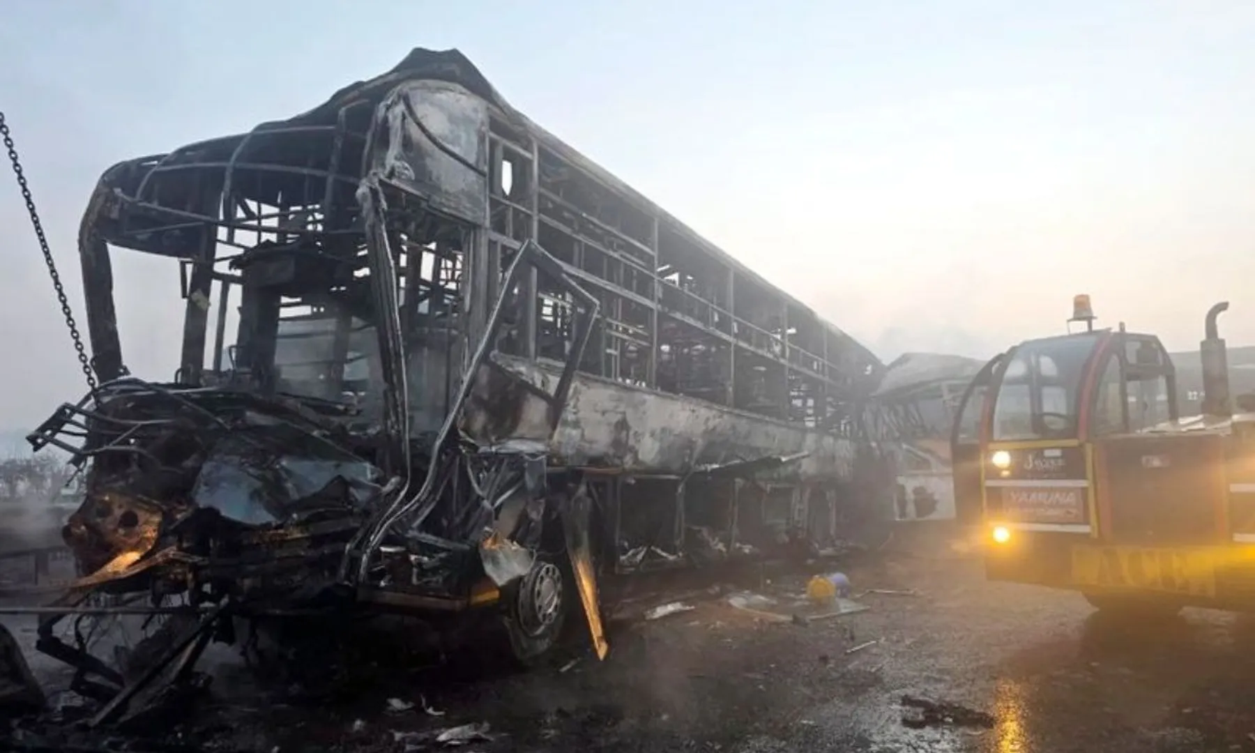  Multiple vehicles collide and catch fire due to fog on Delhi-Agra expressway, 4 lose lives 