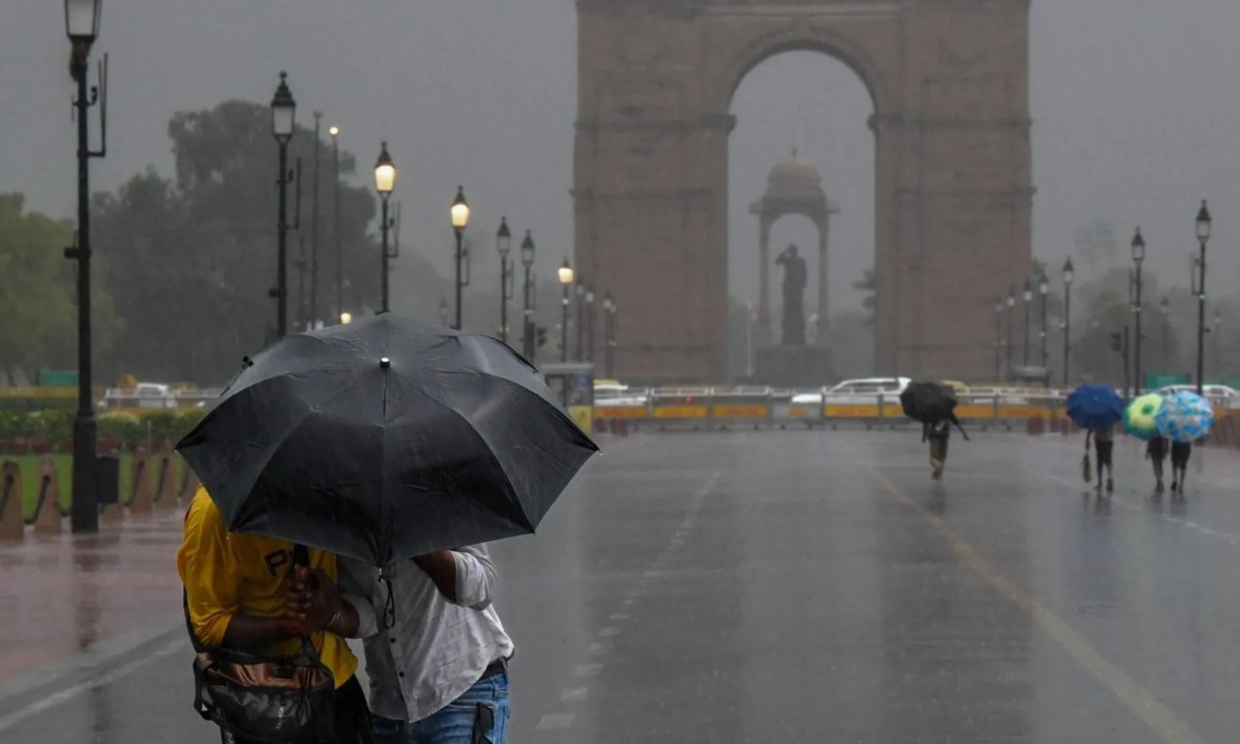  Rain in Delhi-NCR, snow in Kashmir as western disturbance hits North India 
