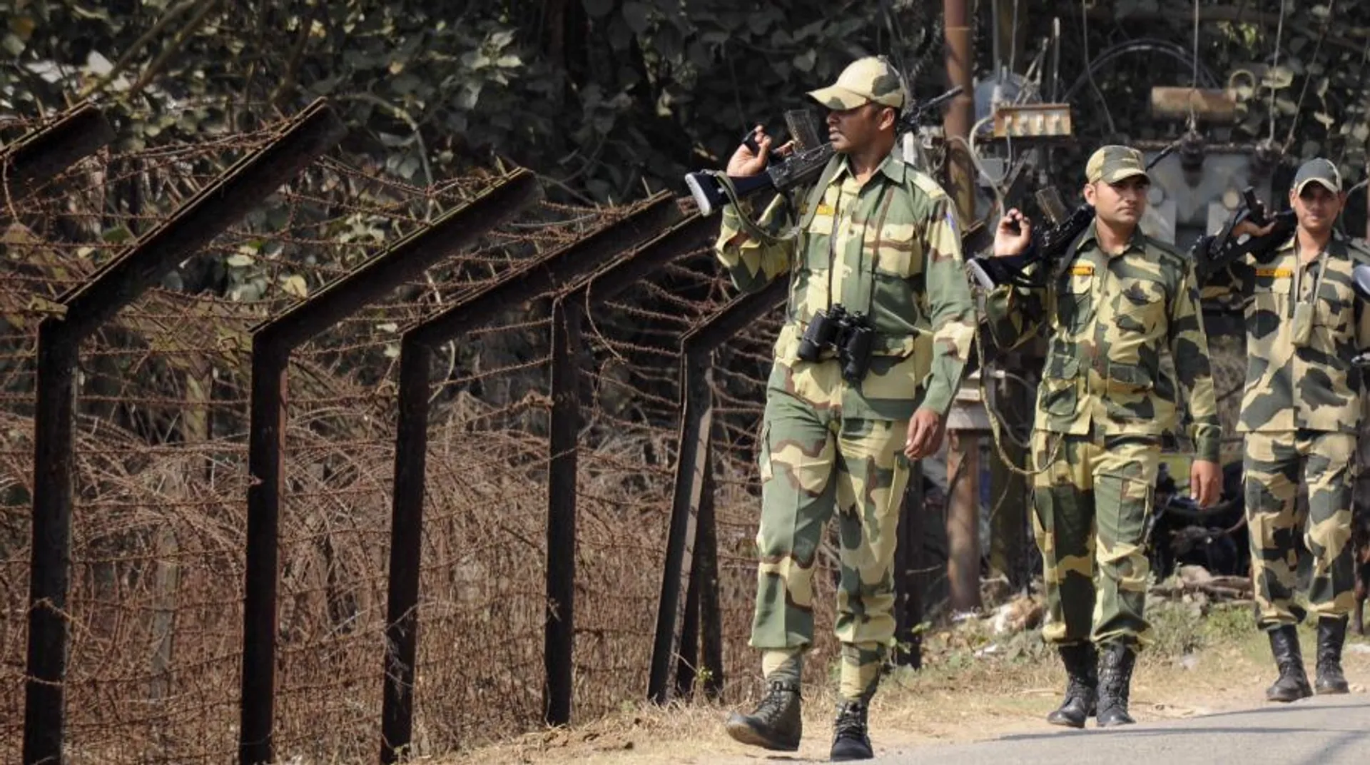 Nepal Police opens fire at three Indians near India-Nepal border in Bihar, 1 injured.