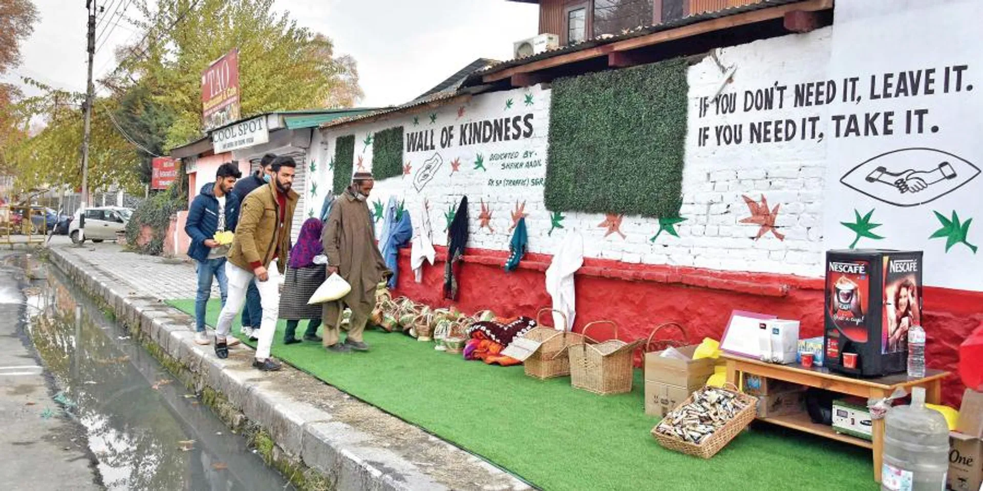 Kashmir Police officer sets up a ‘Wall of  Kindness’ in Srinagar to help the needy  in chilling weather of the valley