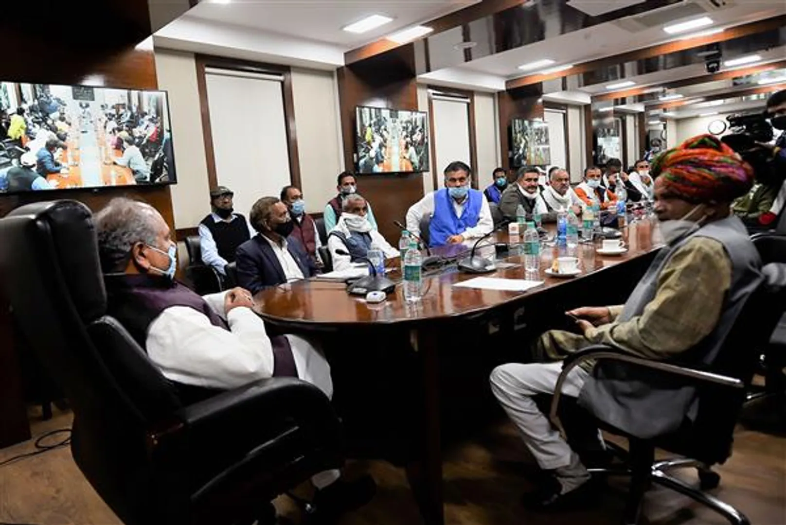 Farmer unions from 6 states meet Agri Minister, threaten to protest if farm laws are repealed