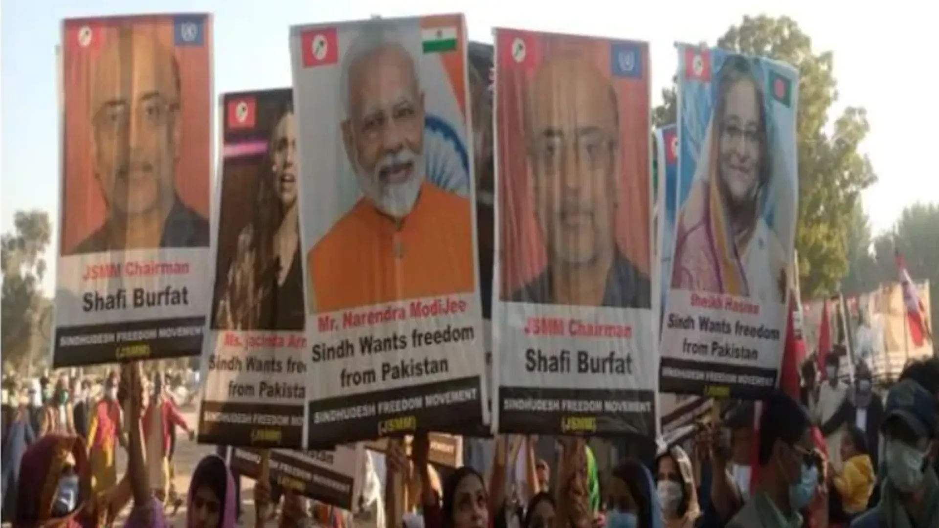 PM Modi’s placards raised  in Pakistan during Freedom rally of Sindh | WATCH