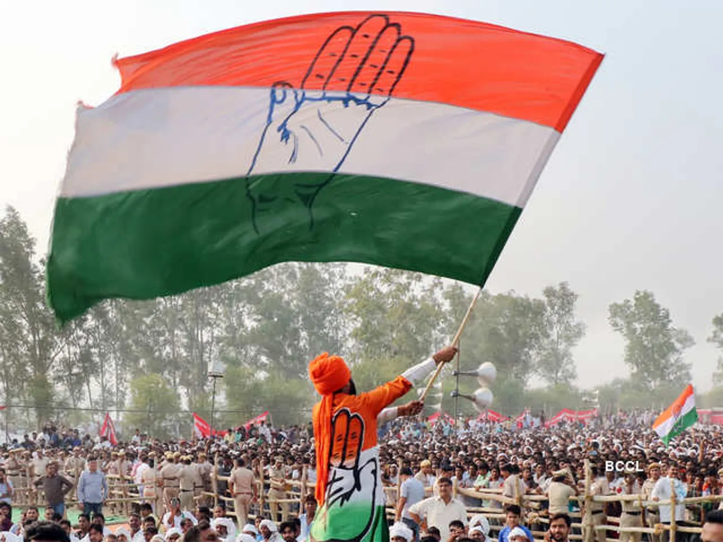 Congress to hire 5 lakh 'Social Media warriors' to counter BJP's IT Cell