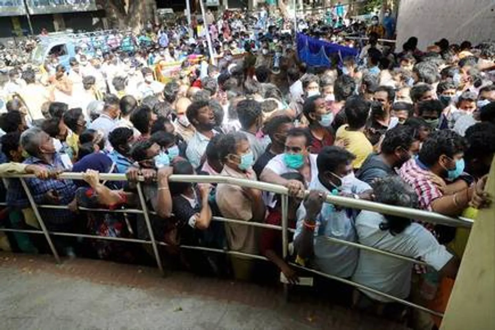 Thousands throng to buy Remdesivir at Chennai stadium, chaos prevails
