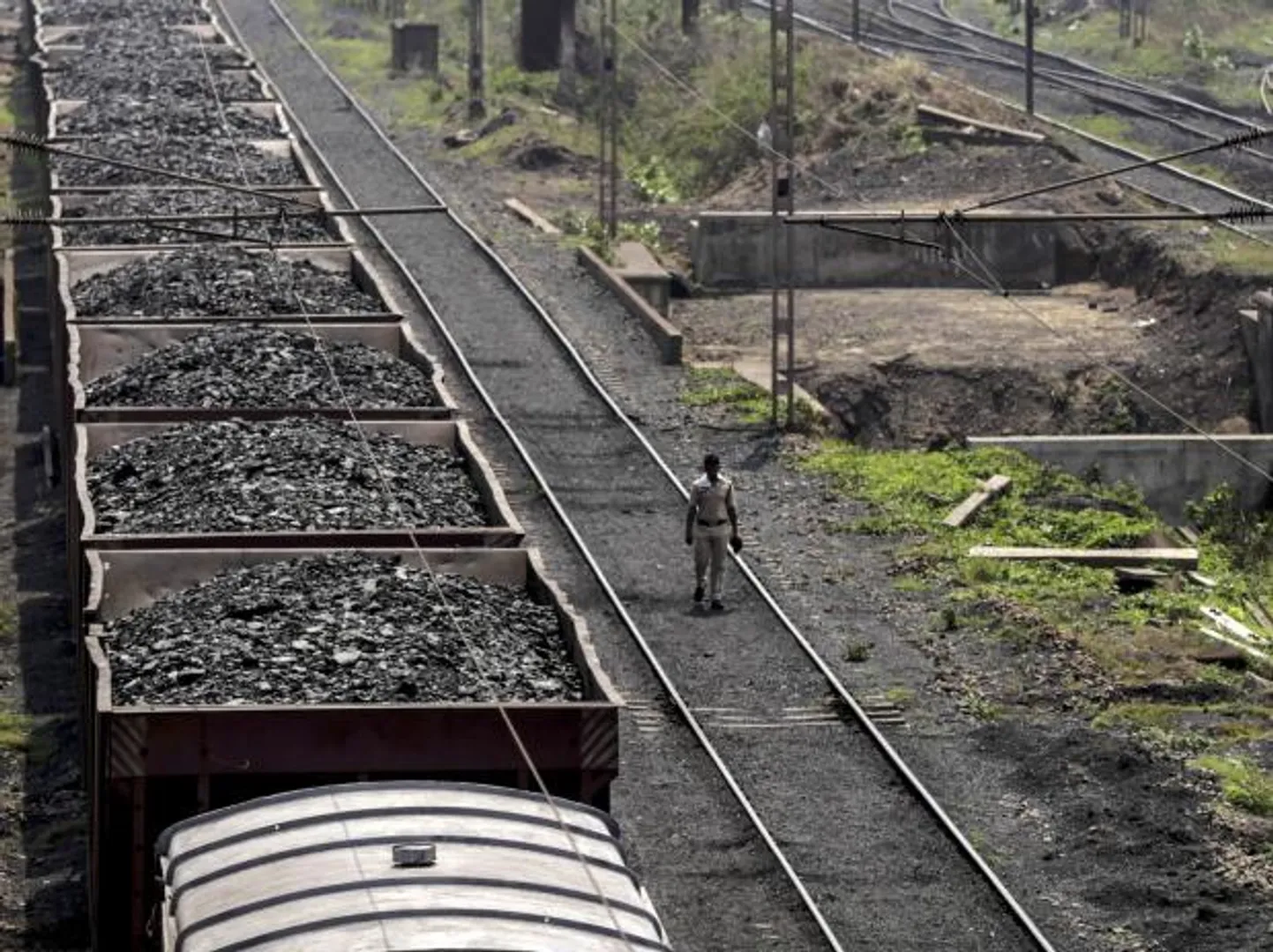 India's coal stockpile at a dangerously low level; may cause a nationwide power crunch