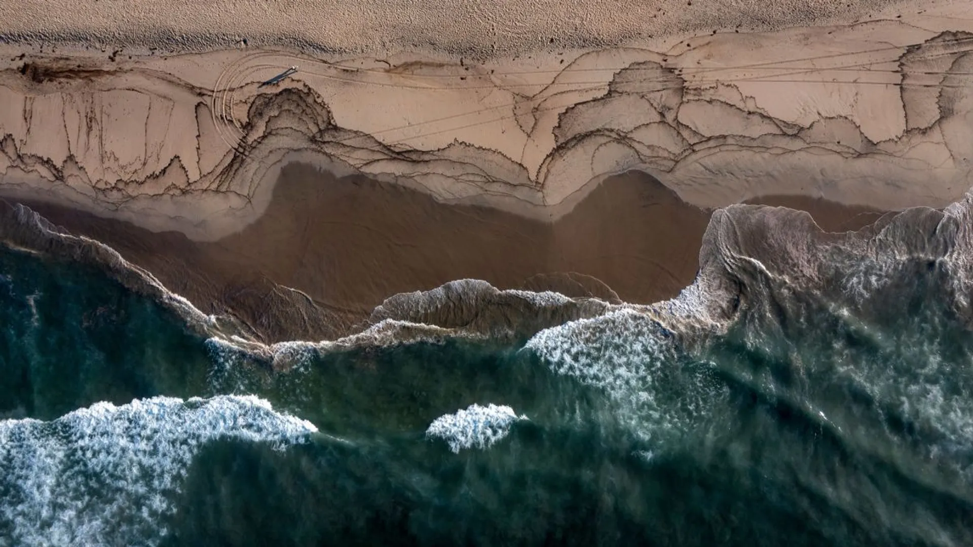 California oil spill: Pipeline wasn't shut down for more than 3 hours after pressure failure alert, feds say