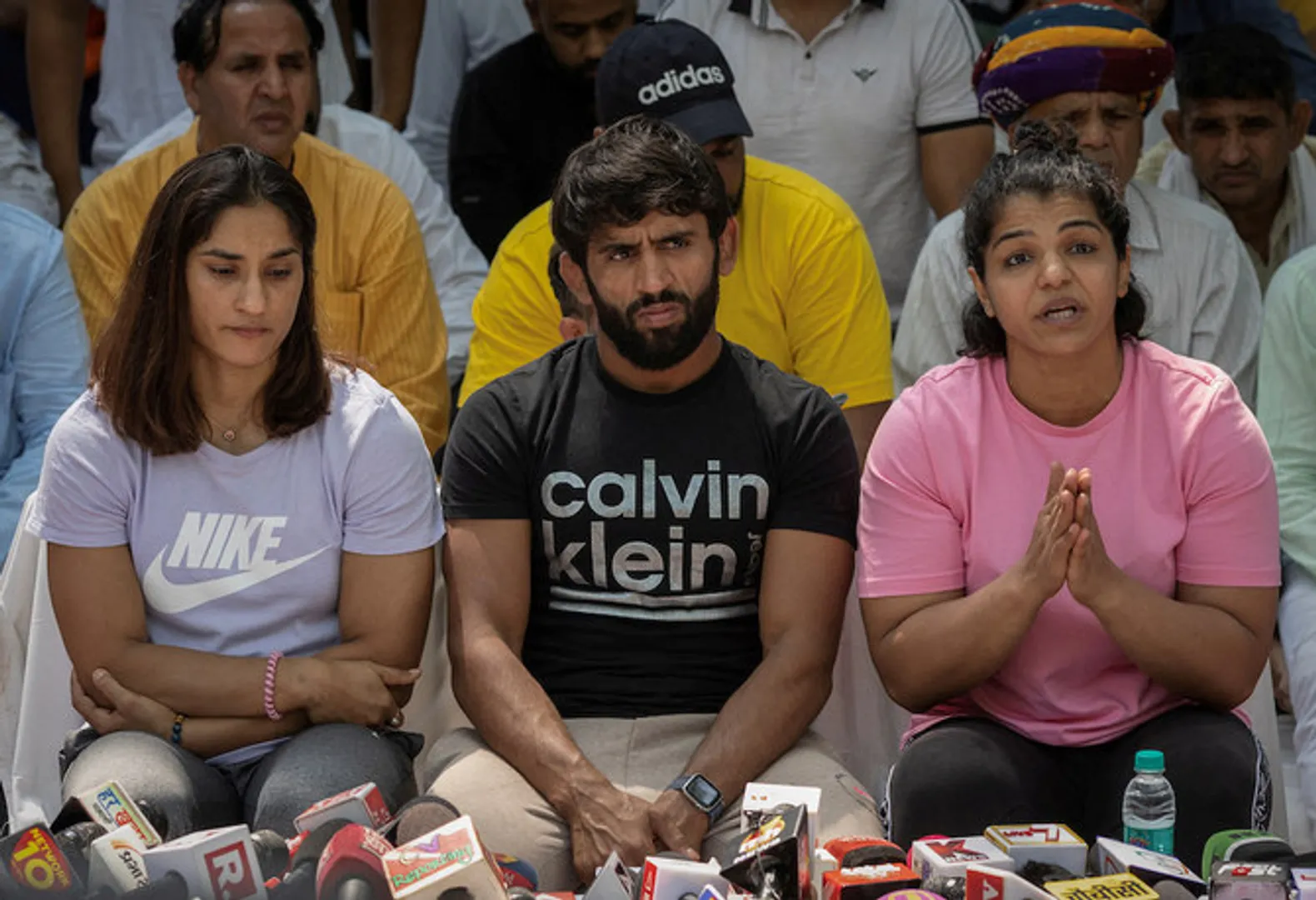 Wrestlers call off protests, say "will continue the battle in court"
