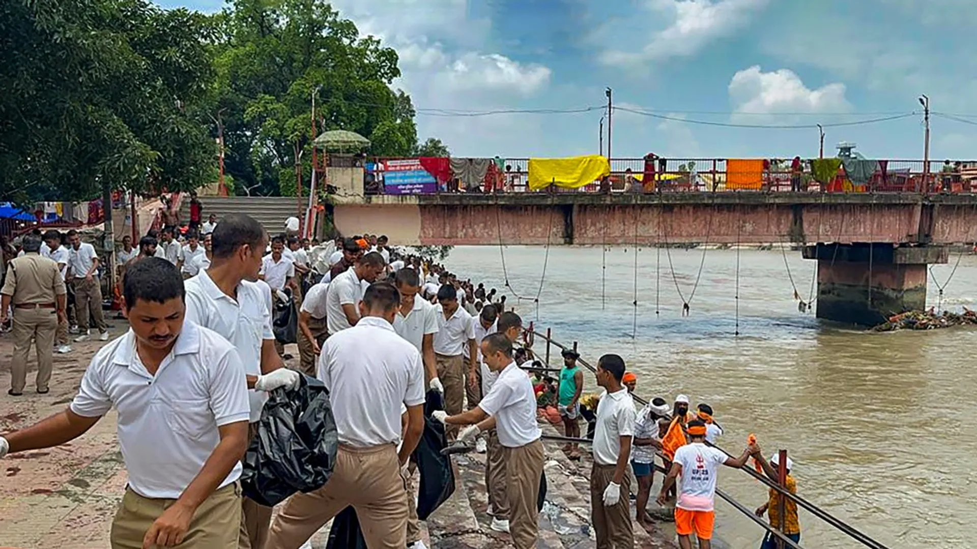Conclusion of Kanwar Yatra leaves behind 30,000 mt ton garbage in Haridwar